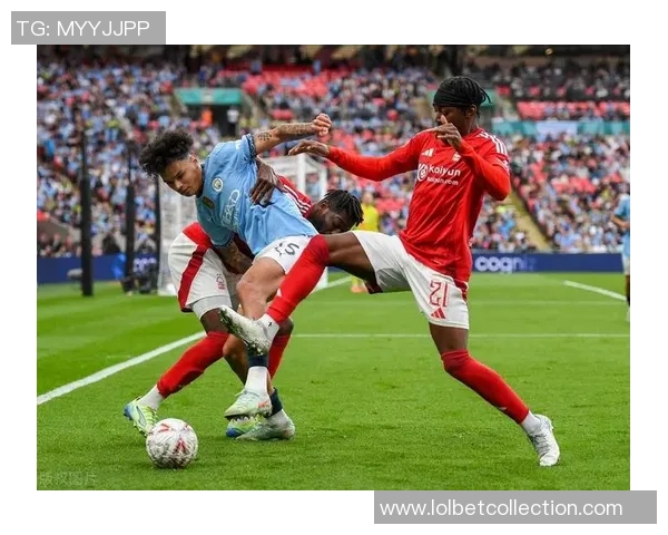 足总杯精彩对决：里昂大胜多特蒙德点球大战瞬间点燃全场气氛